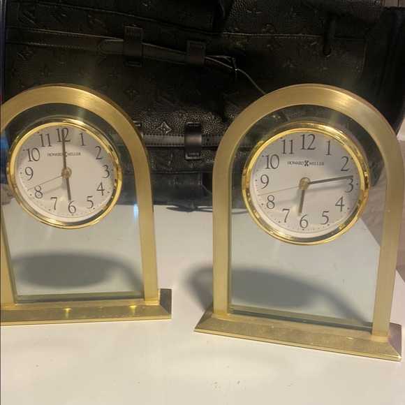 Elegant Gold Shelf Clocks Set with Traditional Round Faces